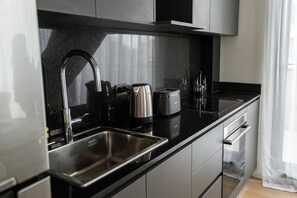 Studio, ban công | Bếp riêng | Tủ lạnh nhỏ, lò vi sóng, bếp nấu, dụng cụ n ấu nướng/bát dĩa/dao nĩa 