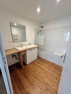 Bathroom - Vrbo Property (Quimper)