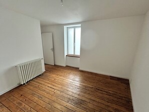 Interior - 8-bed townhouse with private garage and exposed beams (Quimper)