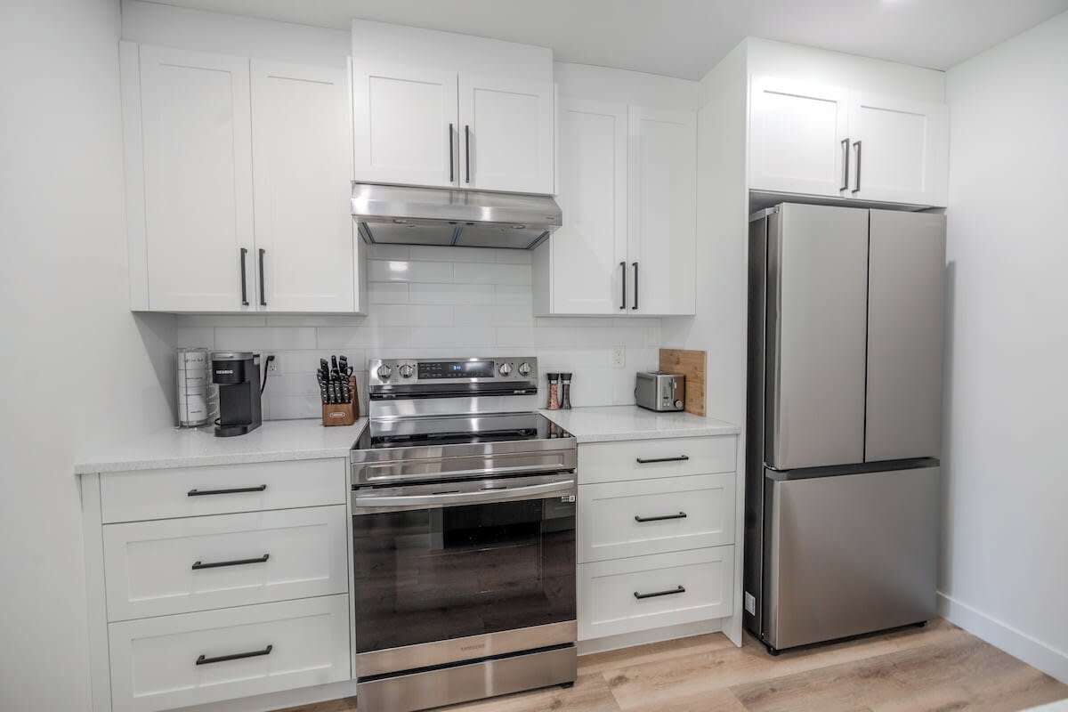 Fridge, oven, stovetop, dishwasher