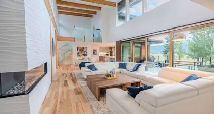 Mountain View Estate 4.4 Acre Luxury Getaway Invermere