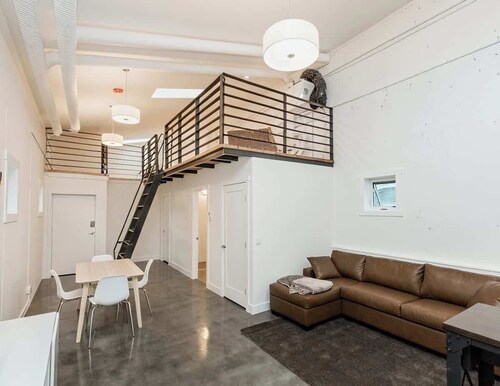 Skyline Penthouse | BBQ, Sleeps 8 |