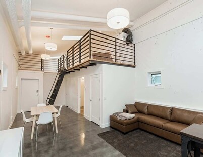 Skyline Penthouse | BBQ, Sleeps 8 |