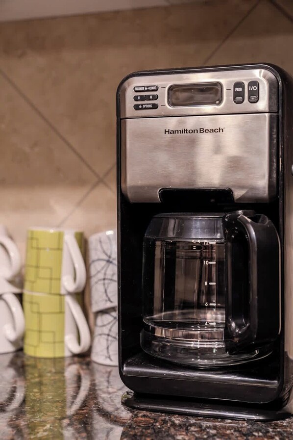 Eine Hamilton Beach Kaffeemaschine auf einer Küchenarbeitsplatte.
