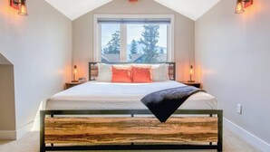Una camera da letto con un letto grande, una finestra vista e due lampade a parete.