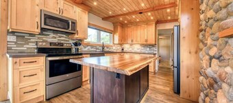 Backyard Oasis | Hot Tub, BBQ, Outdoor Bar |