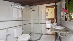 Een badkamer met toilet, douche en wastafel.