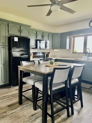 Dining - Spacious Lancaster Retreat 4 bed 2 bath -sleeps 11 (Lancaster)
