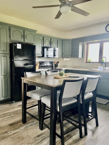 Spacious Lancaster Retreat 4 bed 2 bath -sleeps 11