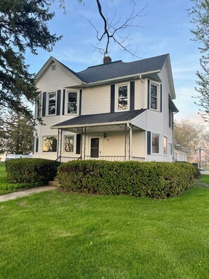 Exterior - Spacious Lancaster Retreat 4 bed 2 bath -sleeps 11 (Lancaster)