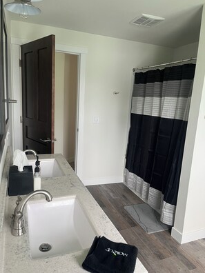 Shower, hair dryer, towels, soap - Spacious Lancaster Retreat 4 bed 2 bath -sleeps 11 (Lancaster)