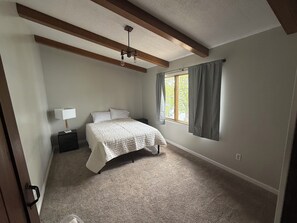 WiFi, bed sheets - 4 Bedroom cabin featuring breathtaking views and clean water just steps away! (Alexandria)