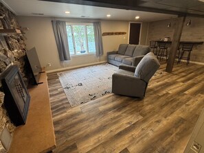 Smart TV - 4 Bedroom cabin featuring breathtaking views and clean water just steps away! (Alexandria)