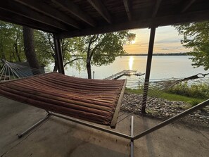 Terrace/patio - 4 Bedroom cabin featuring breathtaking views and clean water just steps away! (Alexandria)