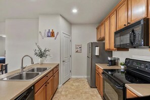 Private kitchen - Centrally Located 2BD/BTH Condo (Denver)
