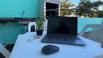 Casa família, ar-condicionado, vista para o pátio | Opções para refeição ao ar livre