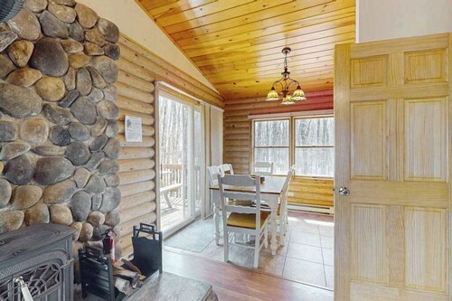 Woodland Cabin with Firepit, Pools & Lake Beach