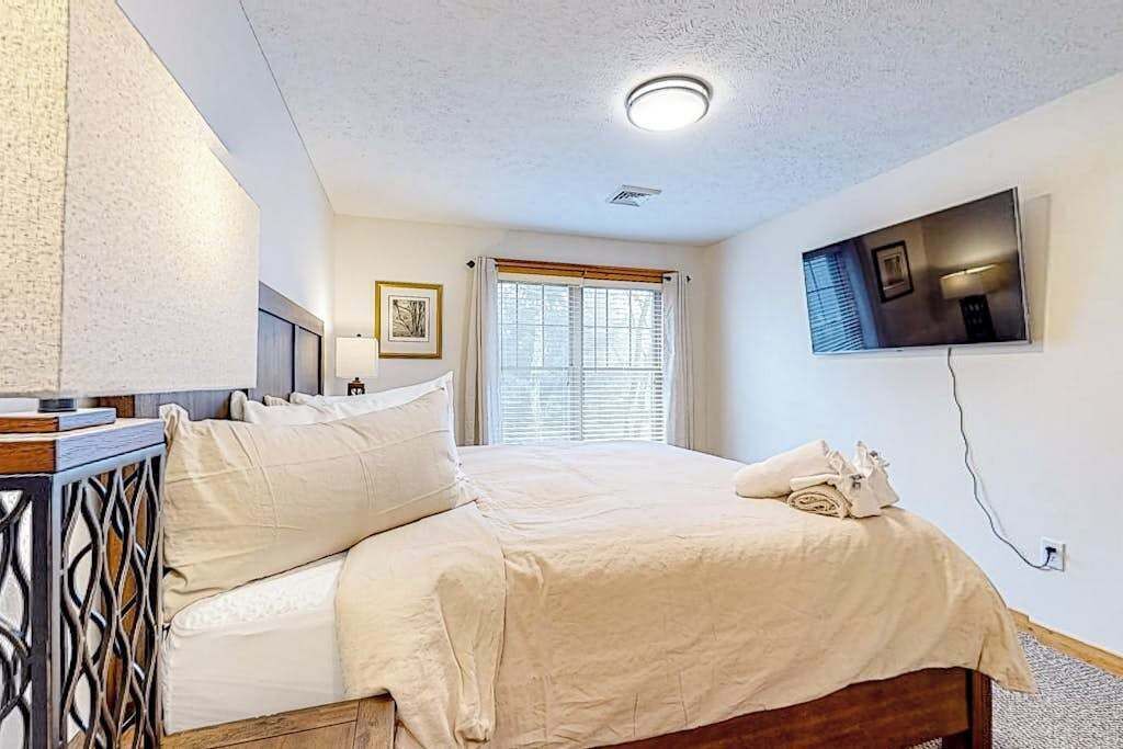 Desk, iron/ironing board, WiFi
