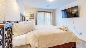 A bedroom with a bed, a TV mounted on the wall, a window with blinds, and a ceiling light. - FIREPLACE - 3BR Townhouse - Near Camelback Ski (Tannersville)