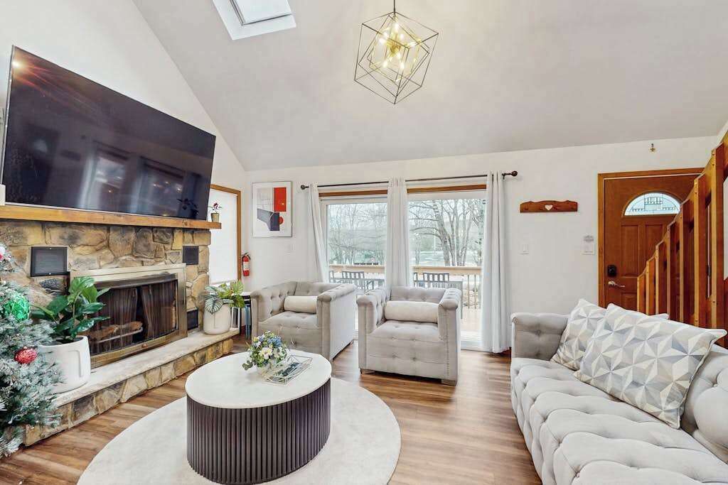TV, fireplace, offices