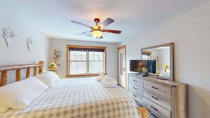 A bedroom with a bed, a ceiling fan, a dresser, a television, and a window. - Cozy Home Near Waterpark - Hot Tub and Deck (Tannersville)