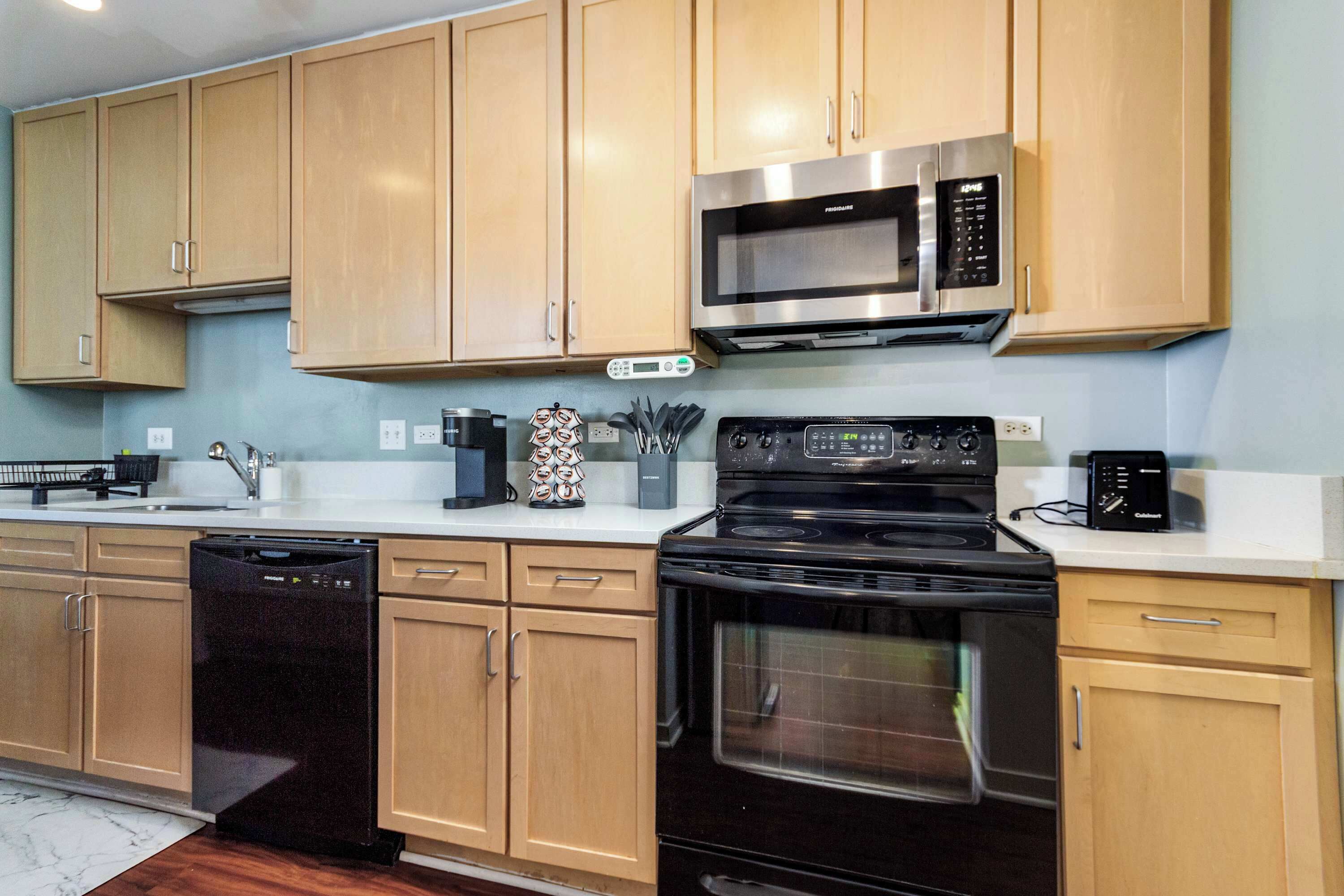 Coffee/tea maker, fridge, microwave, oven
