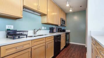 Coffee/tea maker, fridge, microwave, oven