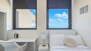 Room - Downtown Chicago Stay with Free In & Out Parking-2 (Chicago)