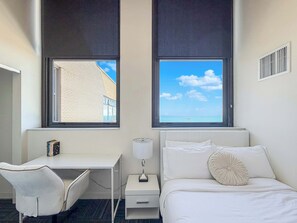 4 slaapkamers, een bureau, een strijkplank/strijkijzer, wifi