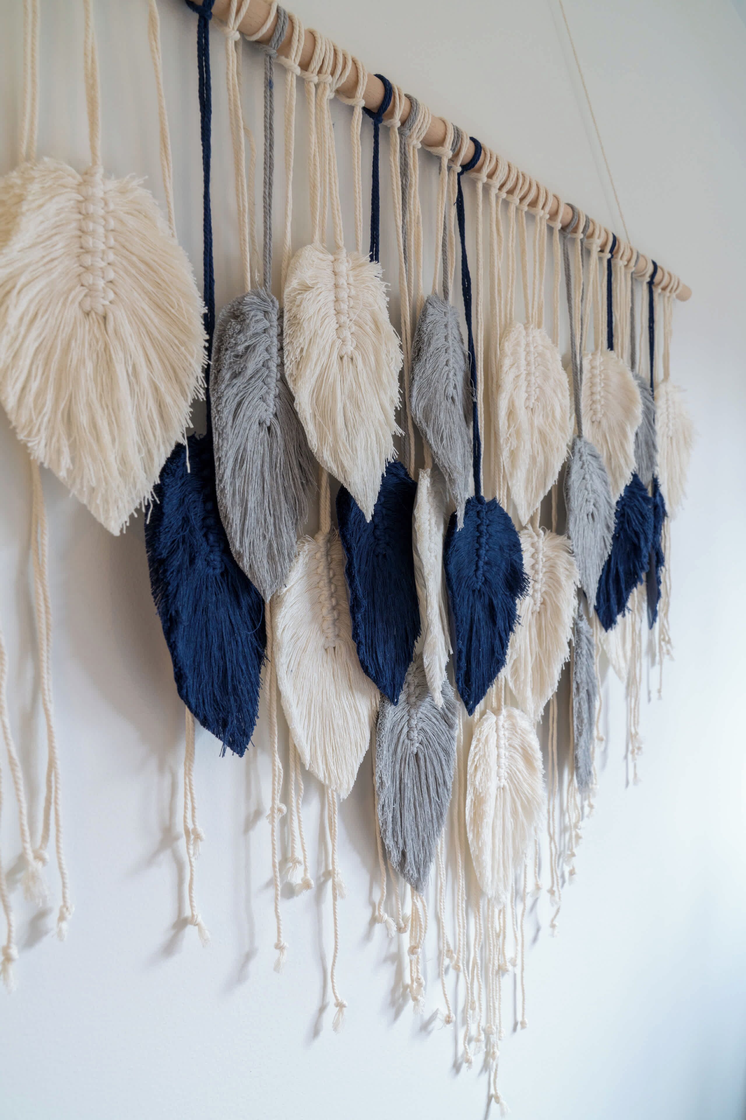 Un tapiz de macramé con múltiples hebras.