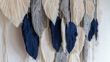 Un tapiz de macramé con múltiples hebras.