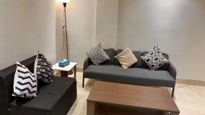 Una sala de estar moderna con un sofá, una mesa de centro y una lámpara.