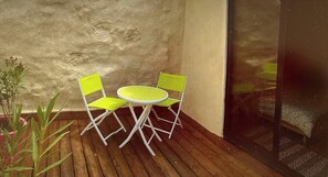 A wooden deck with a round table and two chairs. - Plô Fabrezan House (Fabrezan)