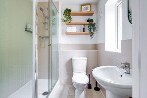 Shower, hair dryer, towels, soap - Modern 4BR House Perfect for long stays｜Free Parking and Wifi (Walsall)