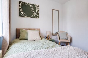 4 bedrooms, iron/ironing board, WiFi, bed sheets - Modern 4BR House Perfect for long stays｜Free Parking and Wifi (Walsall)