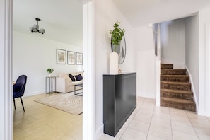 Interior - Modern 4BR House Perfect for long stays｜Free Parking and Wifi (Walsall)