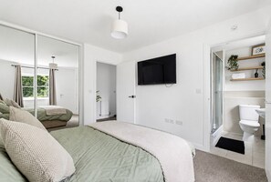 4 habitaciones, tabla de planchar con plancha, wifi y ropa de cama 