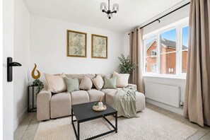 Living area - Modern 4BR House Perfect for long stays｜Free Parking and Wifi (Walsall)