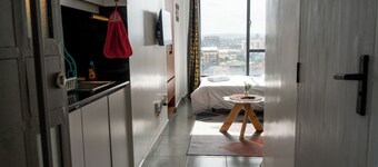 Stylish 1Oth Floor Studio with Great Views , Secure and Fast Wi-Fi
