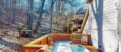 Outdoor spa tub