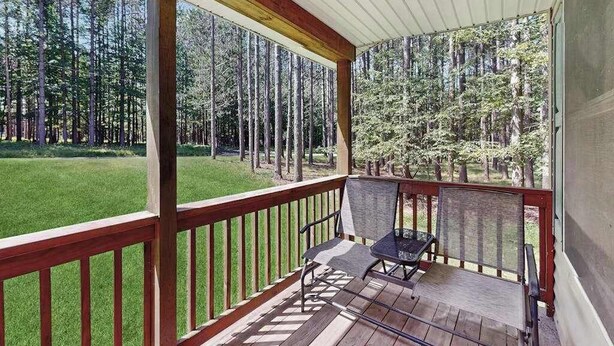 Une terrasse extérieure couverte avec vue sur une forêt.