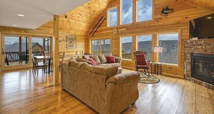 Spacious 6BR Chalet - HOT TUB - McHenry