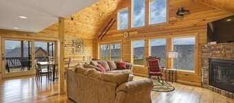 Spacious 6BR Chalet - HOT TUB - McHenry