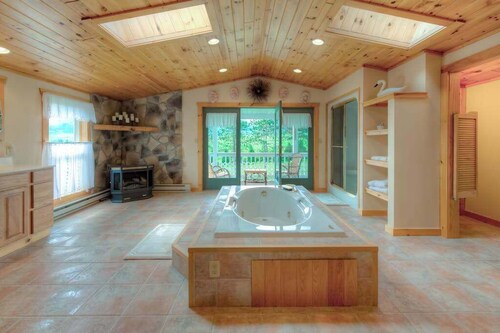 Rustic 3BR Farmhouse - MOUNTAIN VIEW - McHenry