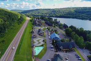 Un hotel con estacionamiento, piscina y vistas al lago.