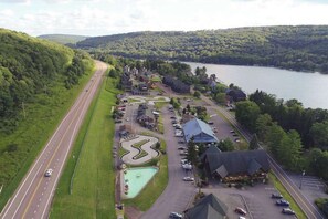 Un chalet doté d’une piscine, situé près d’une route et d’un lac.