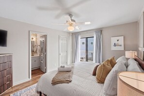 Room - Pool View Condo! Large Deck & Steps to Beach, Tiki Bar, Pier, Freeman Park (Carolina Beach)