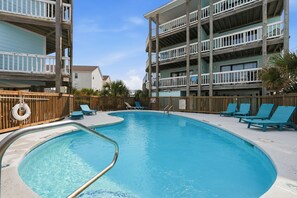 Pool - Pool View Condo! Large Deck & Steps to Beach, Tiki Bar, Pier, Freeman Park (Carolina Beach)