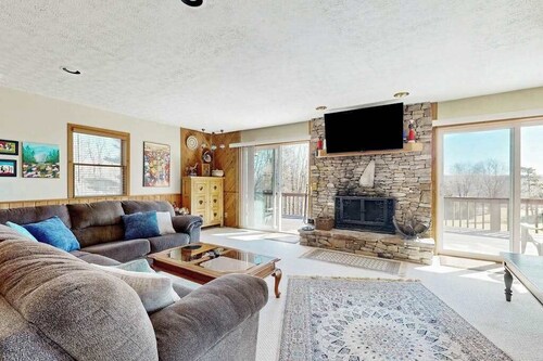 Rustic 3BR Cabin - HOT TUB - Oakland