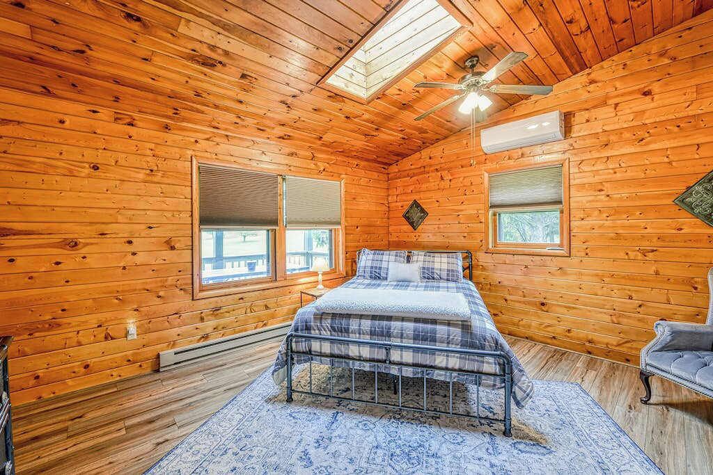 Iron/ironing board, travel cot, WiFi, bed sheets